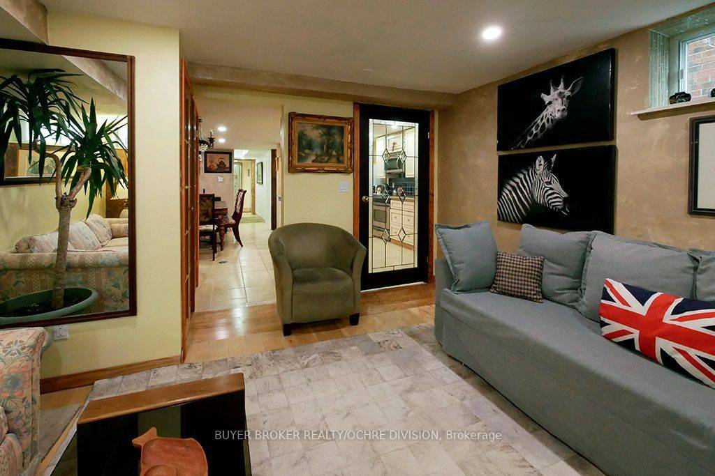 Toronto C02, ON M6G 3J5,244 Rushton RD #B