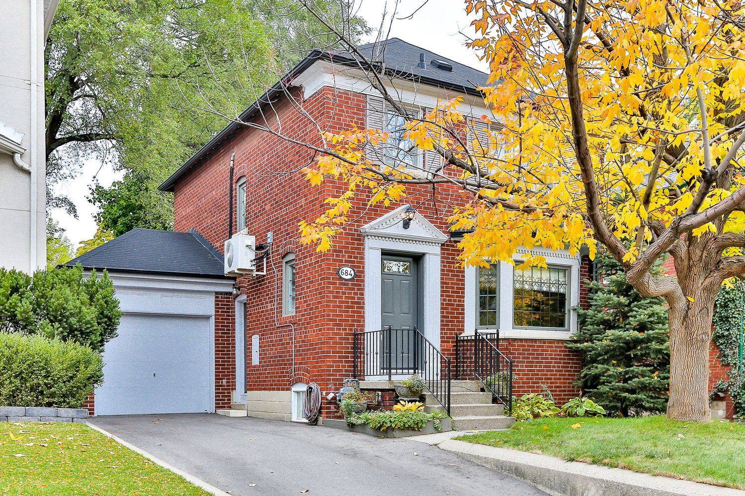 Toronto C11, ON M4G 2K5,684 Eglinton AVE E