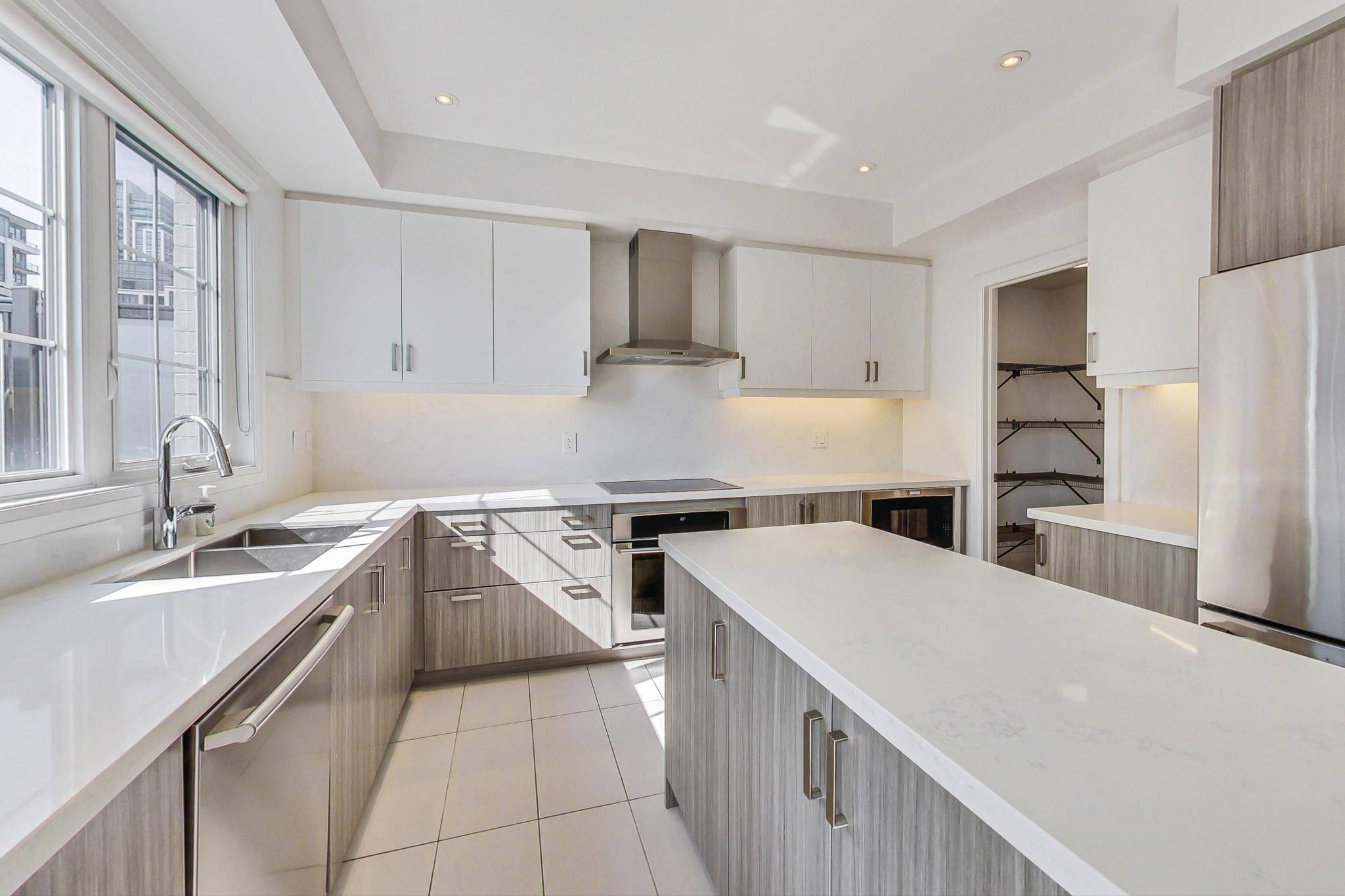 Richmond Hill, ON L4B 0G5,390 Highway 7 N/A E #TH7