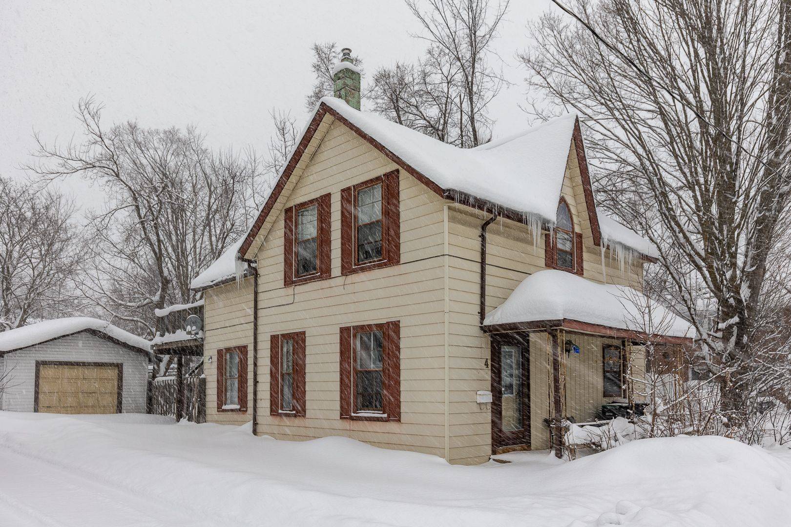 Barrie, ON L4M 2N4,4 East ST