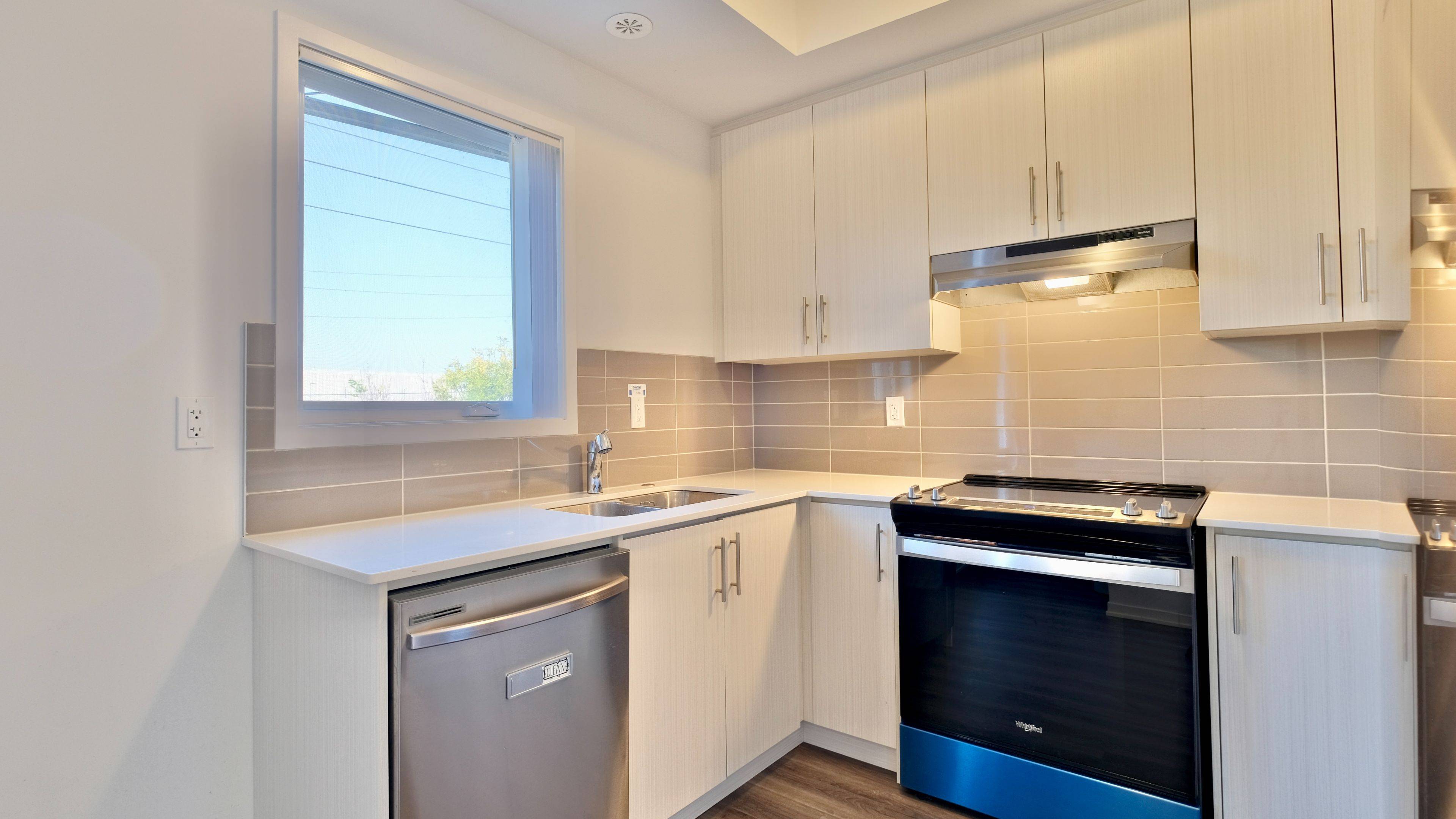 Toronto W06, ON M8V 2C7,225 Birmingham ST #159