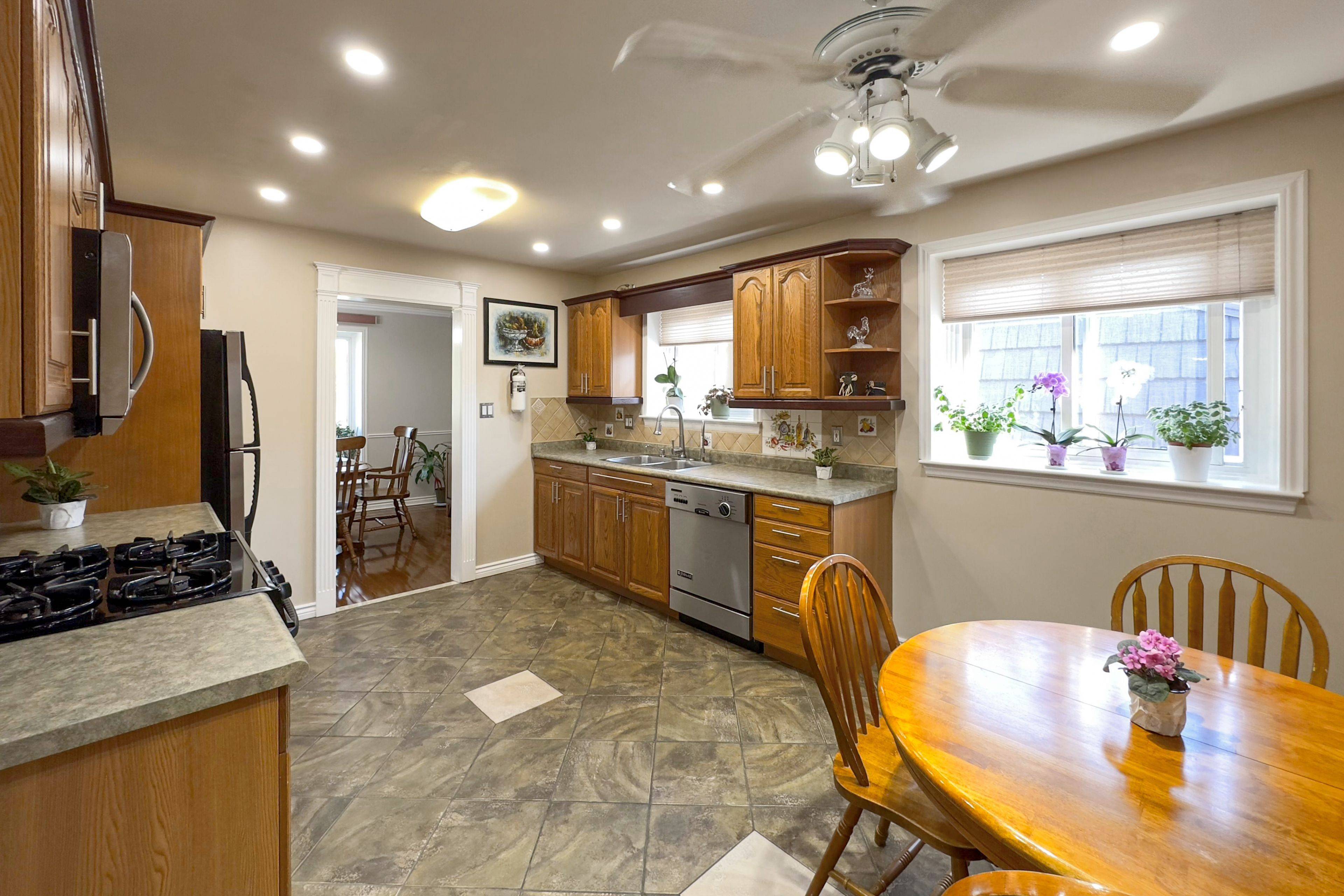 Mississauga, ON L5B 1Y9,254 Louis DR