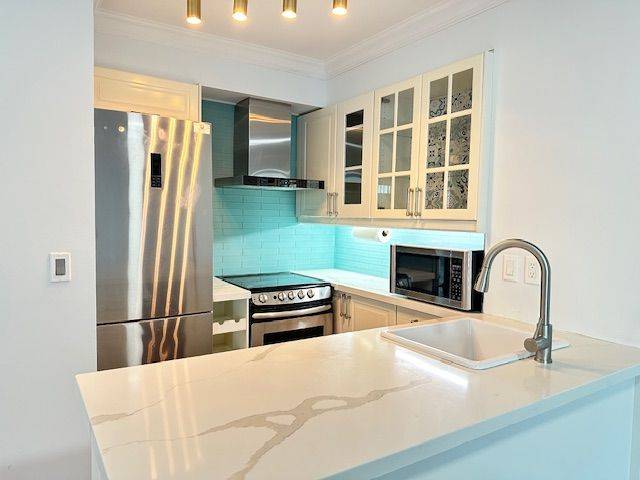 Toronto W06, ON M8V 4E9,2121 Lake Shore BLVD W #1010