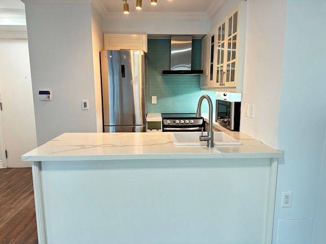 Toronto W06, ON M8V 4E9,2121 Lake Shore BLVD W #1010