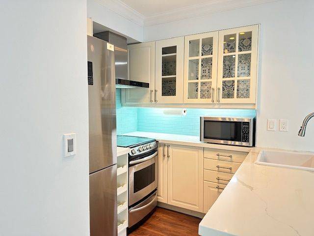 Toronto W06, ON M8V 4E9,2121 Lake Shore BLVD W #1010