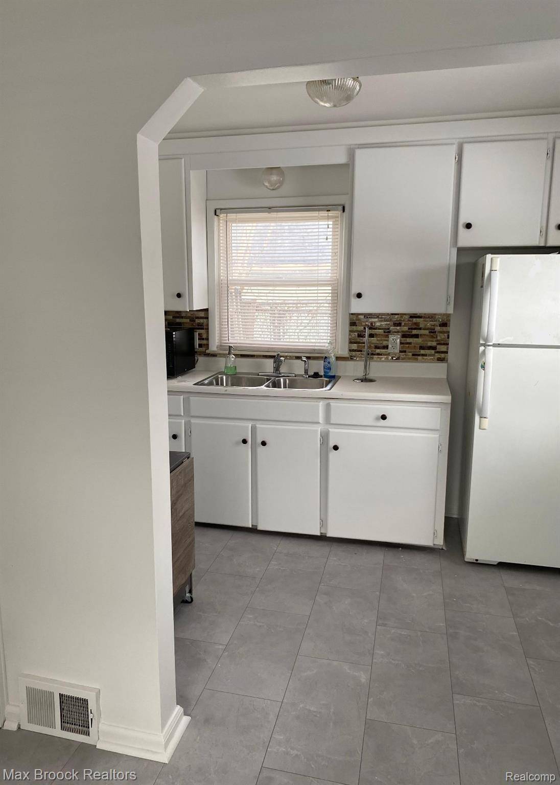 Eastpointe, MI 48021,15835 Deerfield AVE