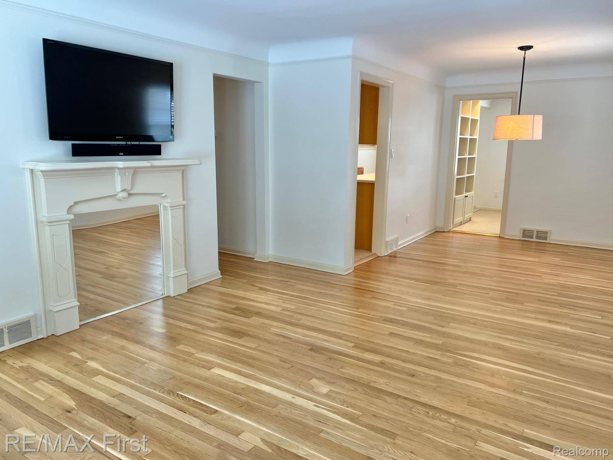 Royal Oak, MI 48073,4516 Robinwood AVE