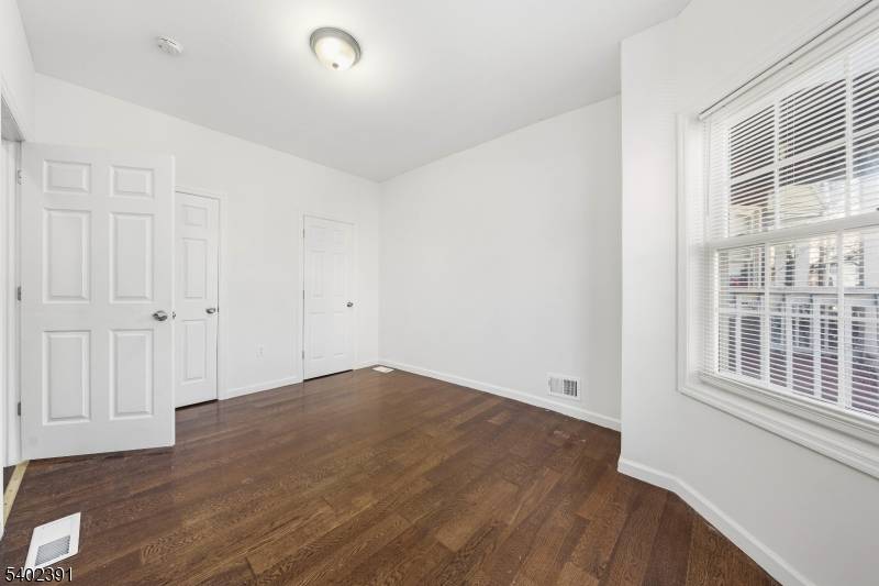 Newark City, NJ 07107,152 S 10Th St