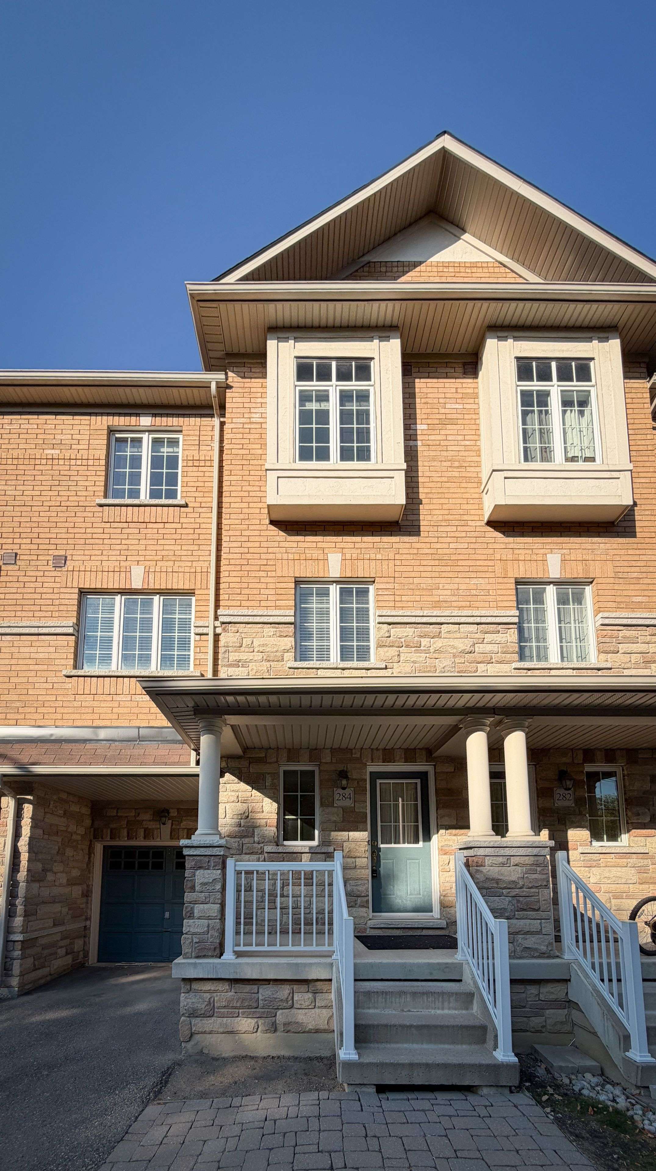 Richmond Hill, ON L4C 9N4,284 Church ST S