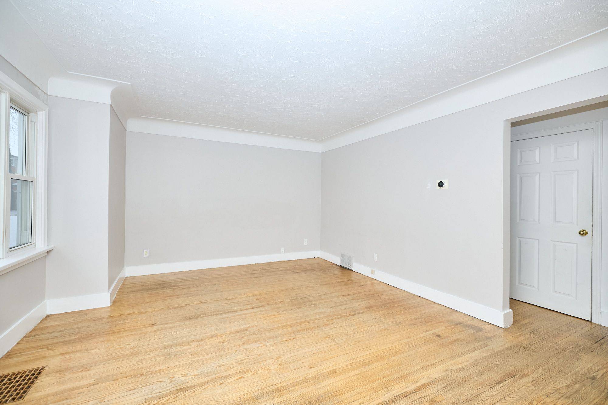 Niagara Falls, ON L2J 2A9,6151 Harvey ST