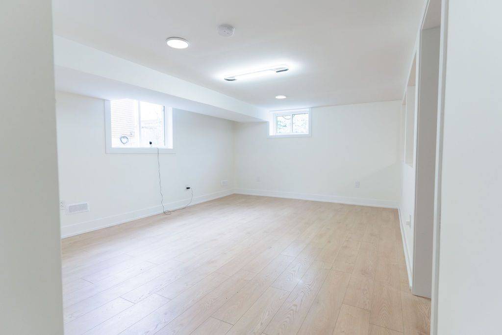 Hamilton, ON L8T 3Y7,54 Moxley DR #Bsmt