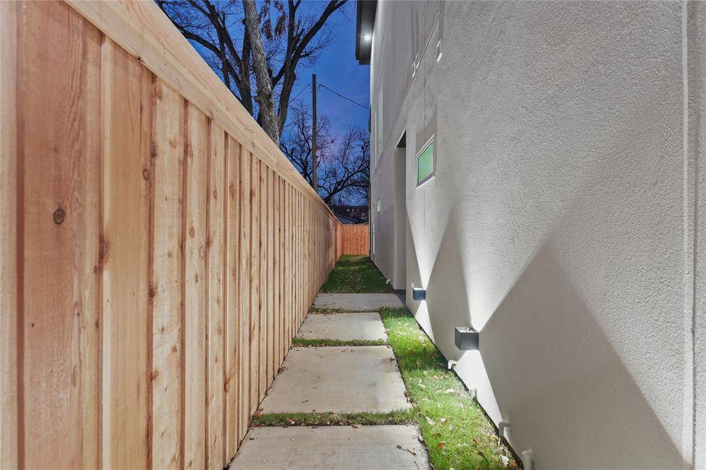 Dallas, TX 75212,923 Walkway Street