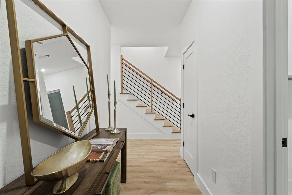 Dallas, TX 75212,923 Walkway Street