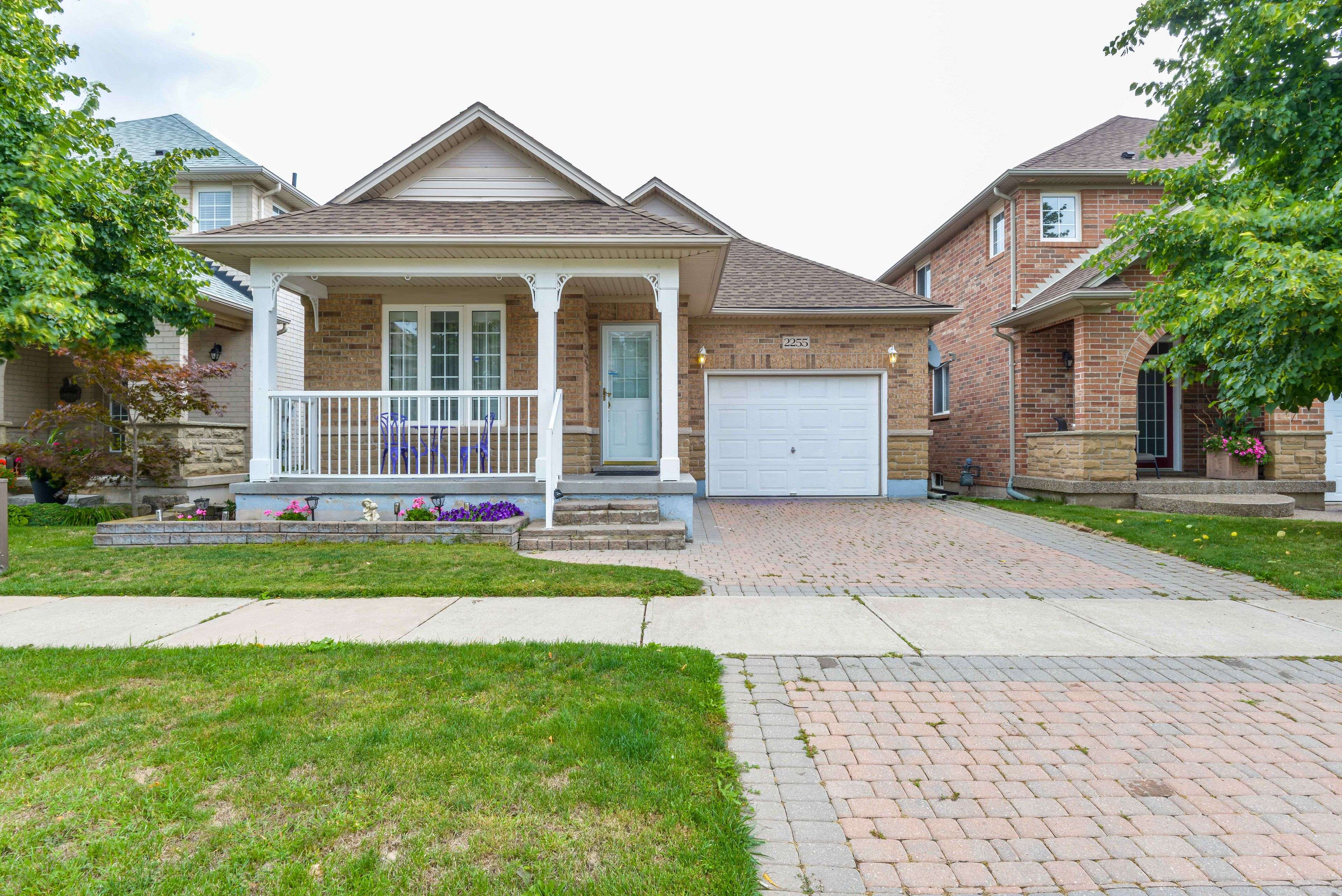 Oakville, ON L6M 3Z8,2255 Grouse LN