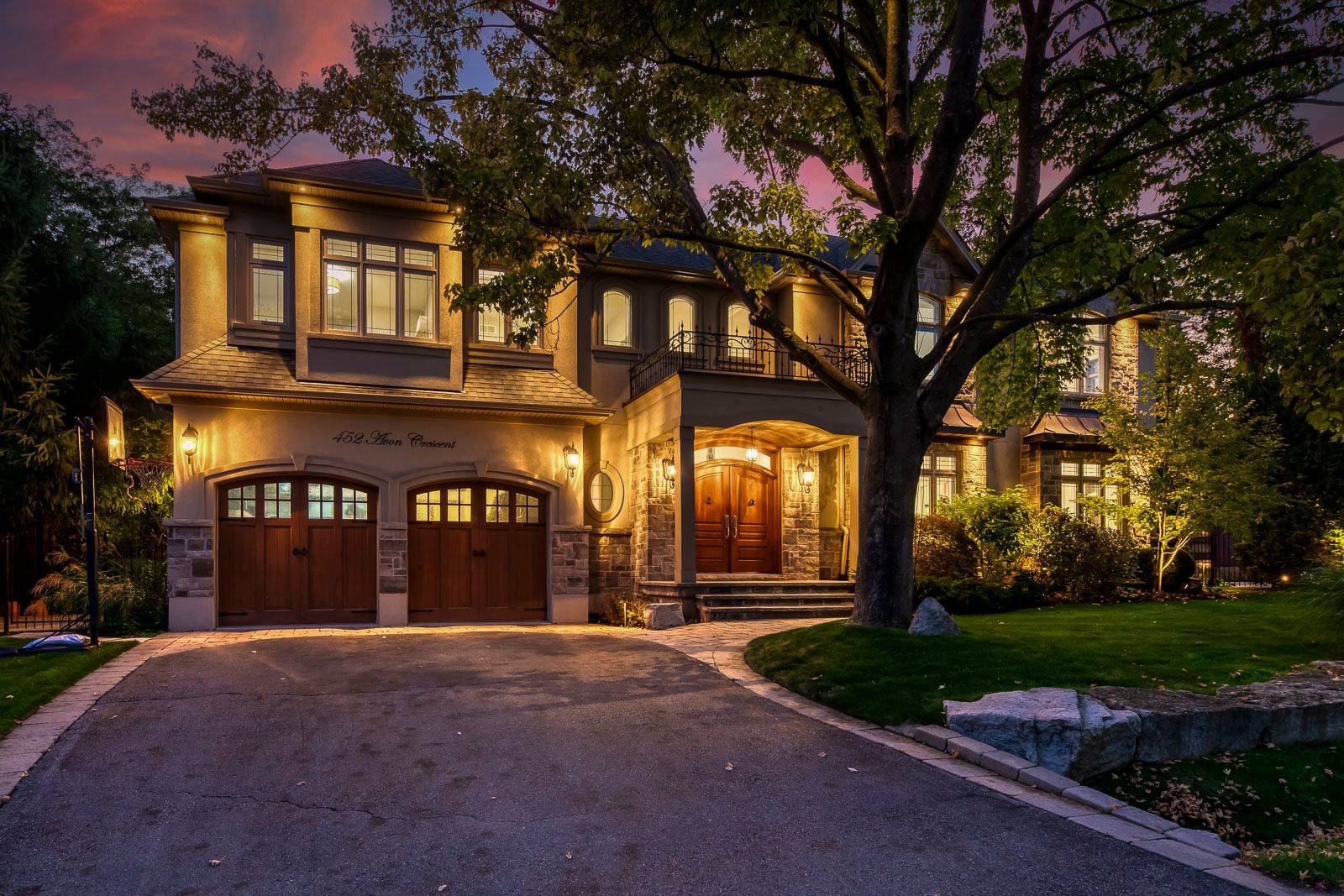 Oakville, ON L6J 2T3,452 Avon CRES