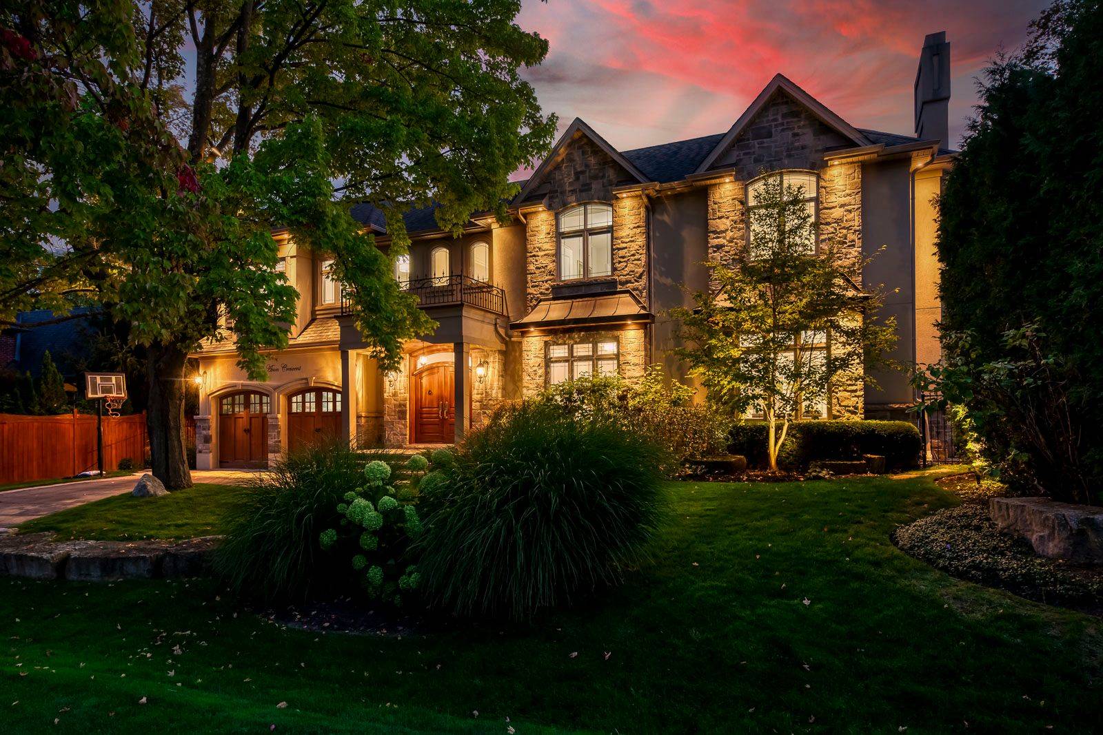 Oakville, ON L6J 2T3,452 Avon CRES