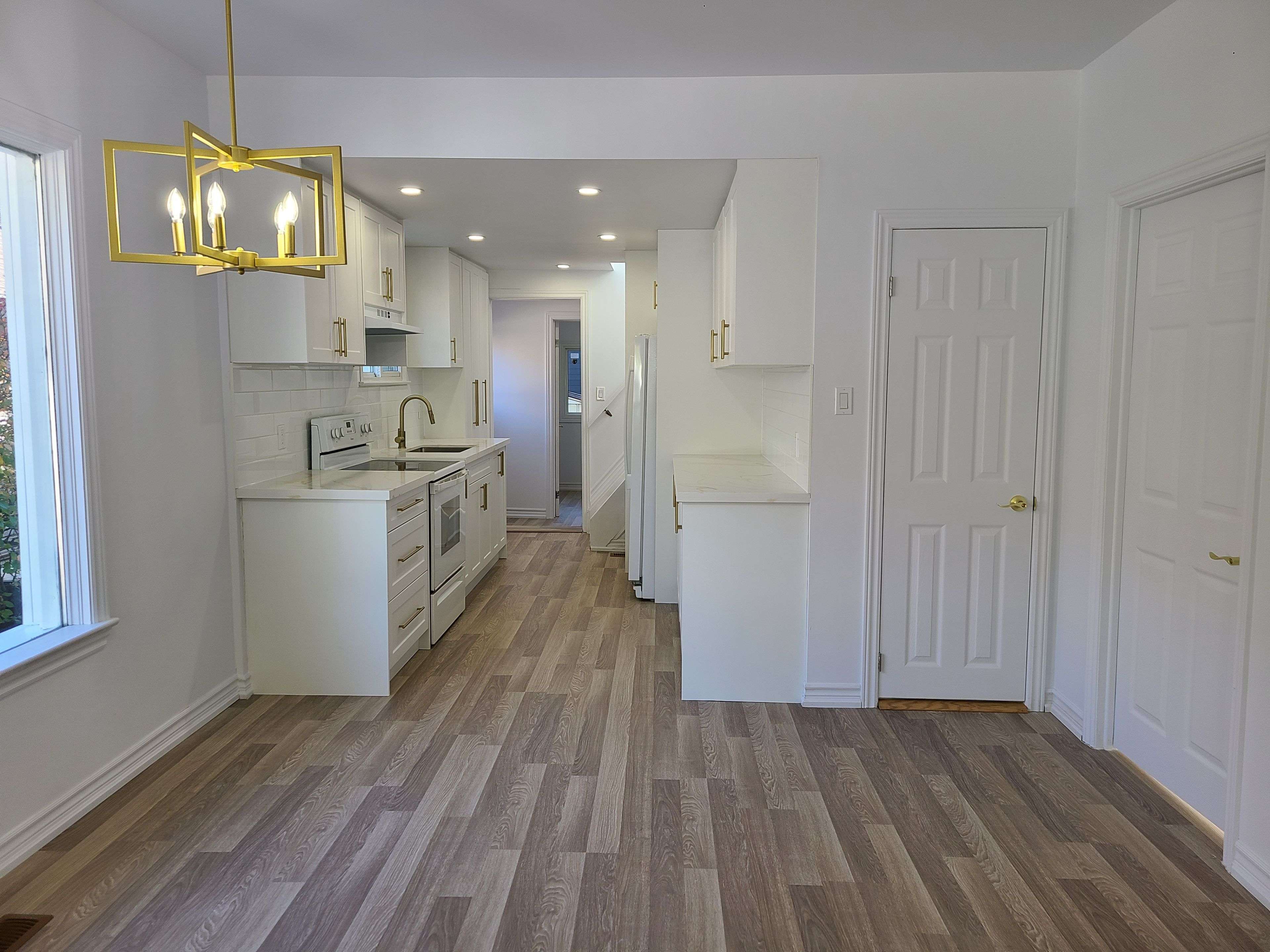 Oshawa, ON L1J 1R3,157 College AVE