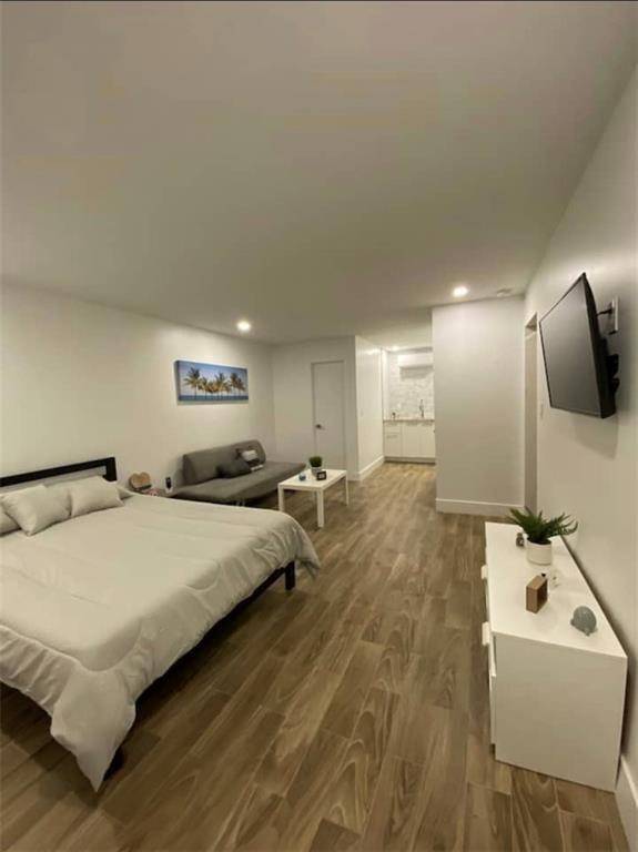 Oakland Park, FL 33334,902 NE 38th St #2B