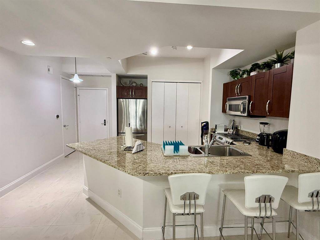 Miami, FL 33180,19900 E Country Club Dr #418