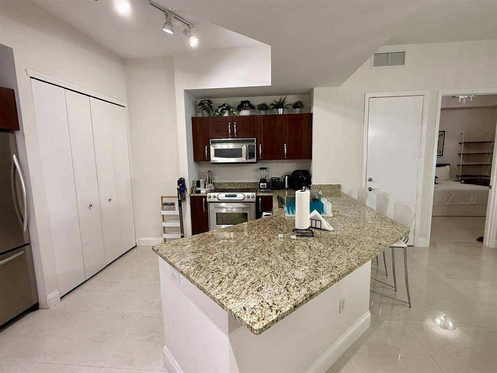 Miami, FL 33180,19900 E Country Club Dr #418