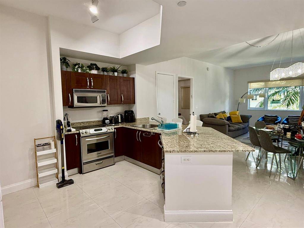 Miami, FL 33180,19900 E Country Club Dr #418