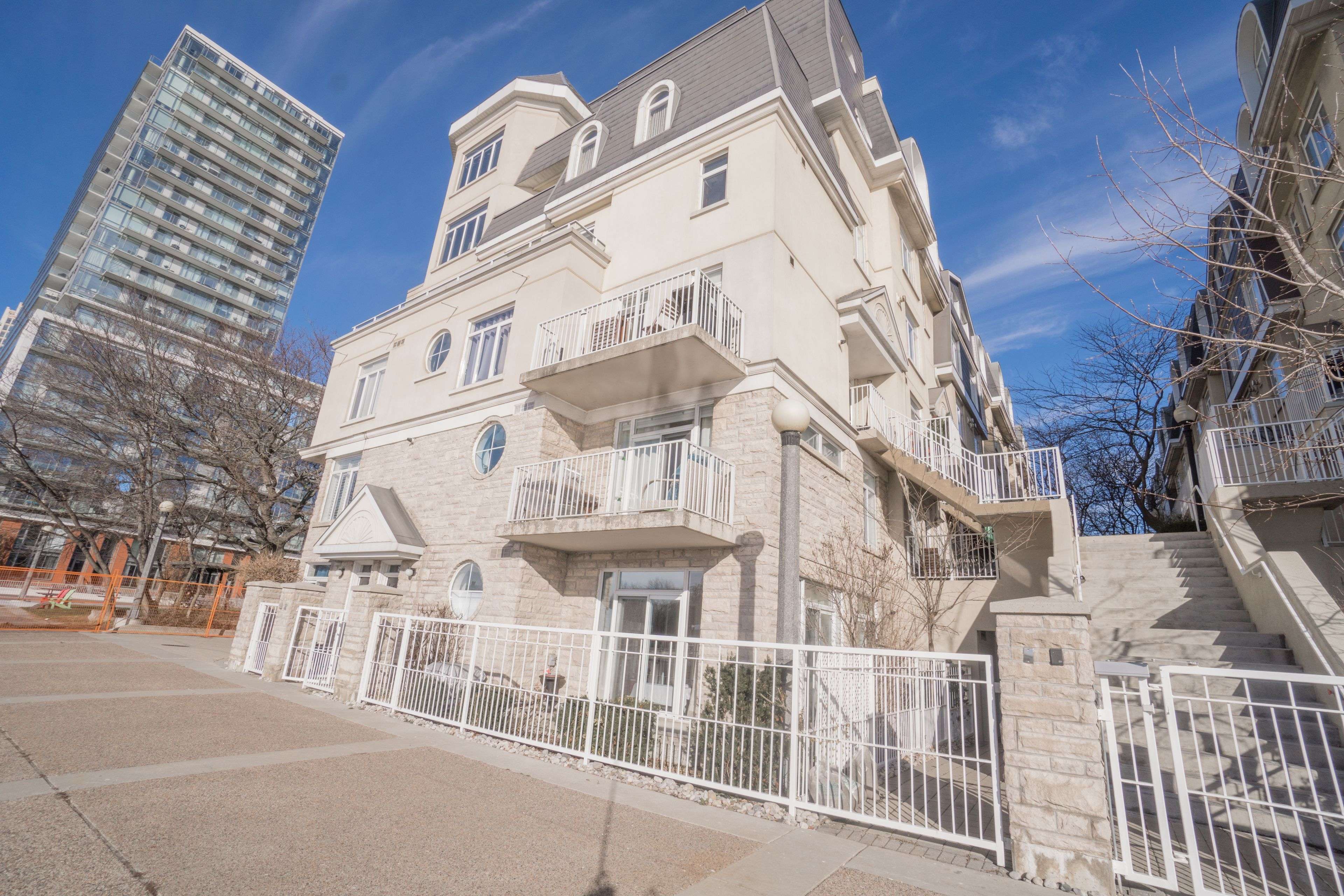 Toronto C01, ON M5V 3P4,38 Stadium RD #688