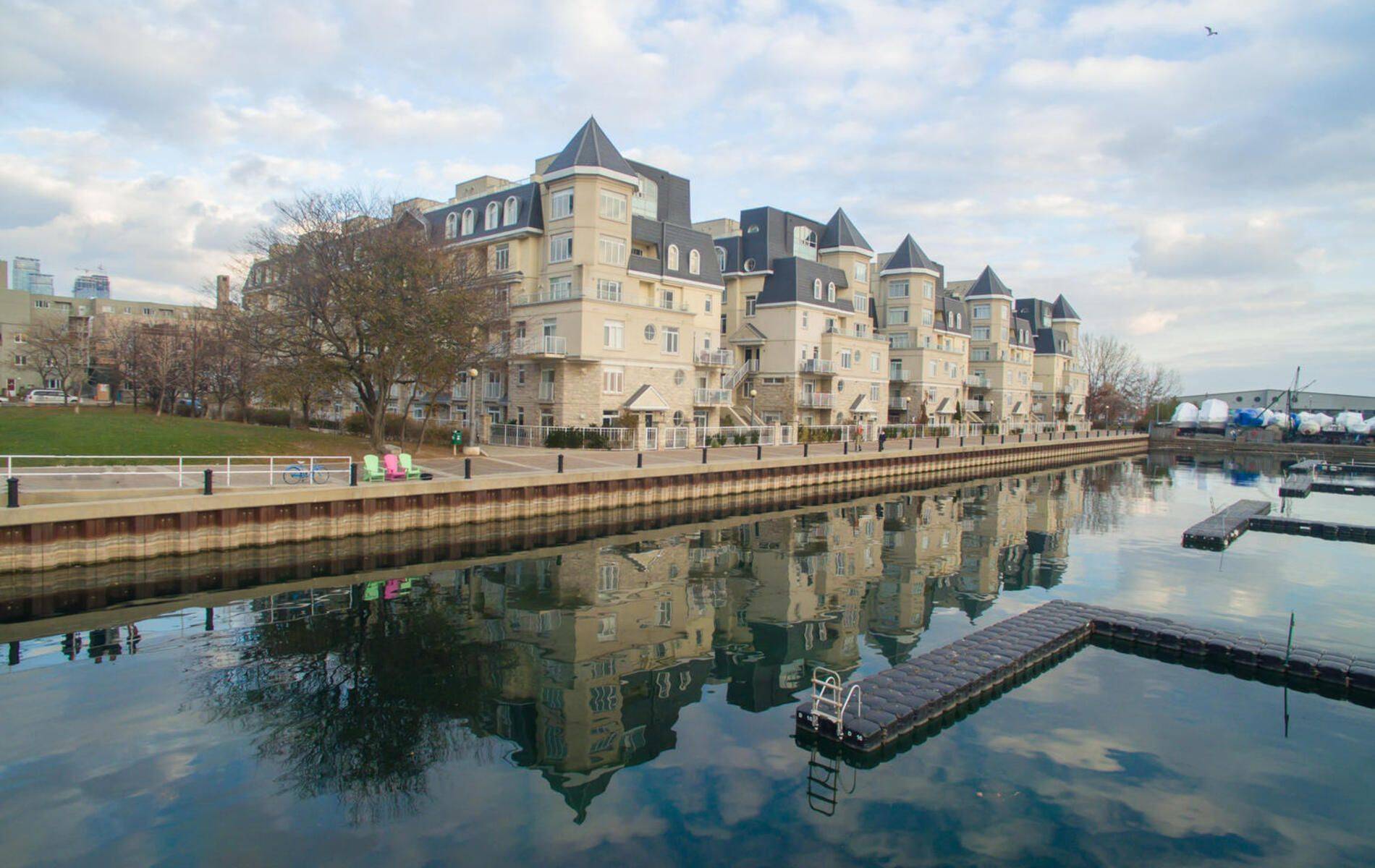 Toronto C01, ON M5V 3P4,38 Stadium RD #688