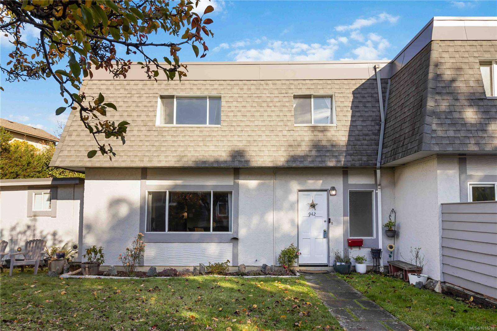 Victoria, BC V8W 3R8,942 Market St