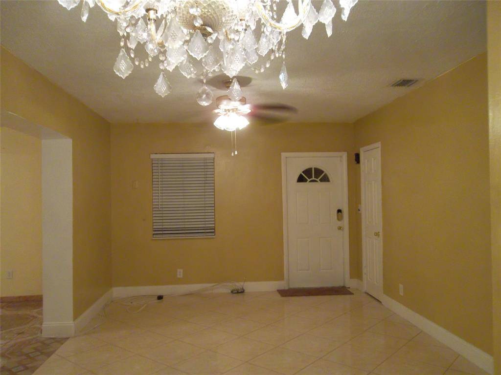 North Miami Beach, FL 33162,930 NE 160th St