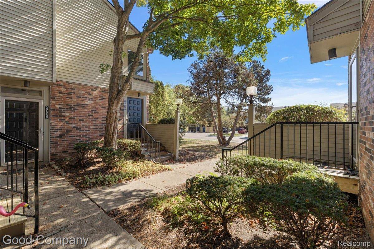 Farmington Hills, MI 48335,22140 Indian Creek DR