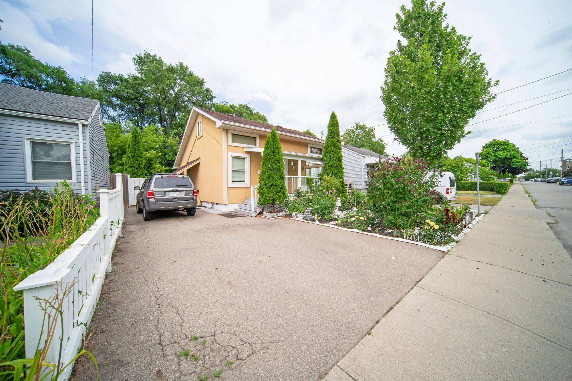 Hamilton, ON L8L 3J4,15 Dalhousie AVE