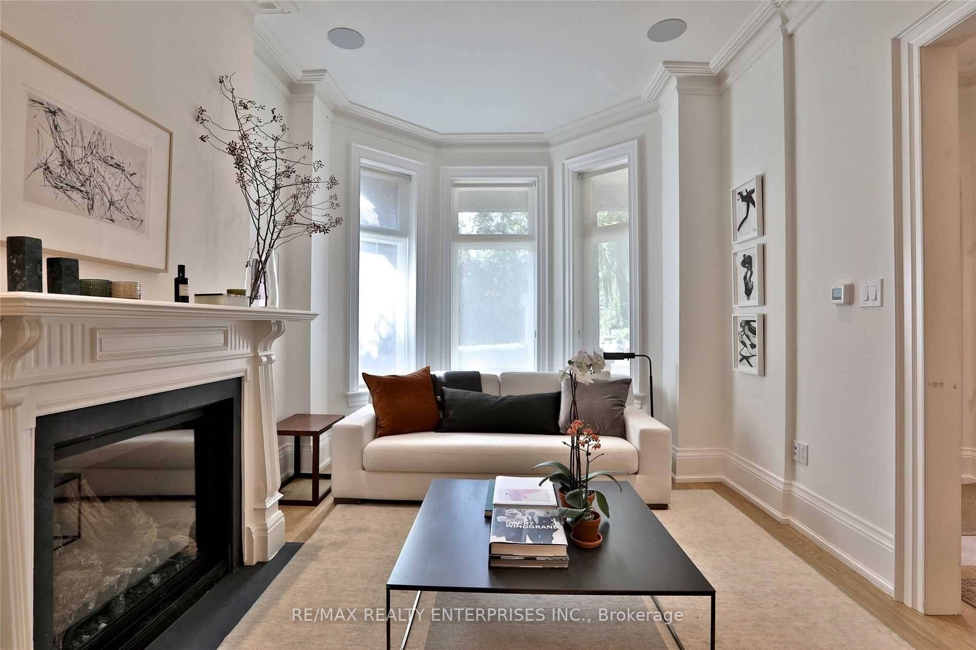 Toronto C01, ON M6J 2V7,305 Crawford ST