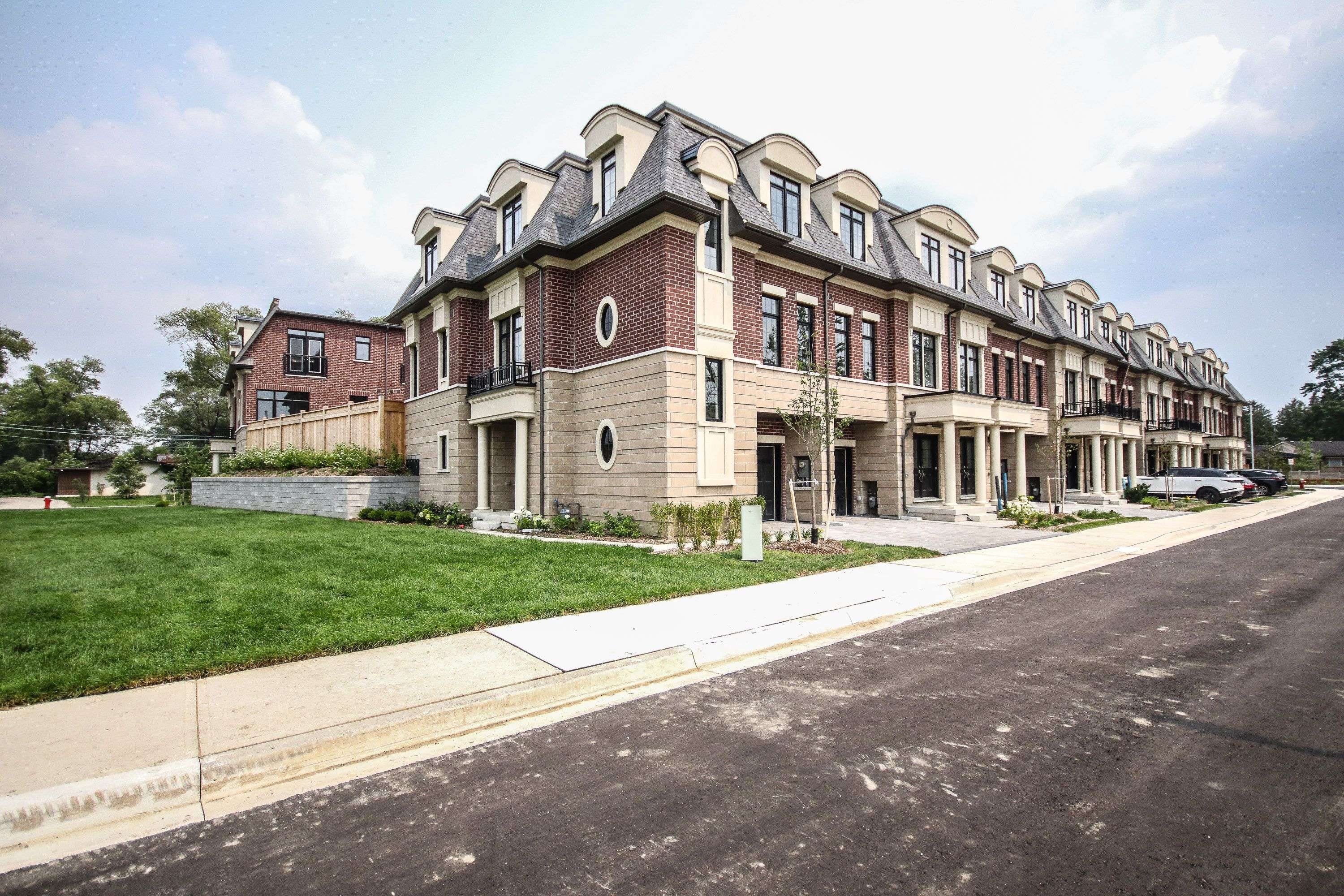 Mississauga, ON L5G 0C3,1671 Vellore CRES