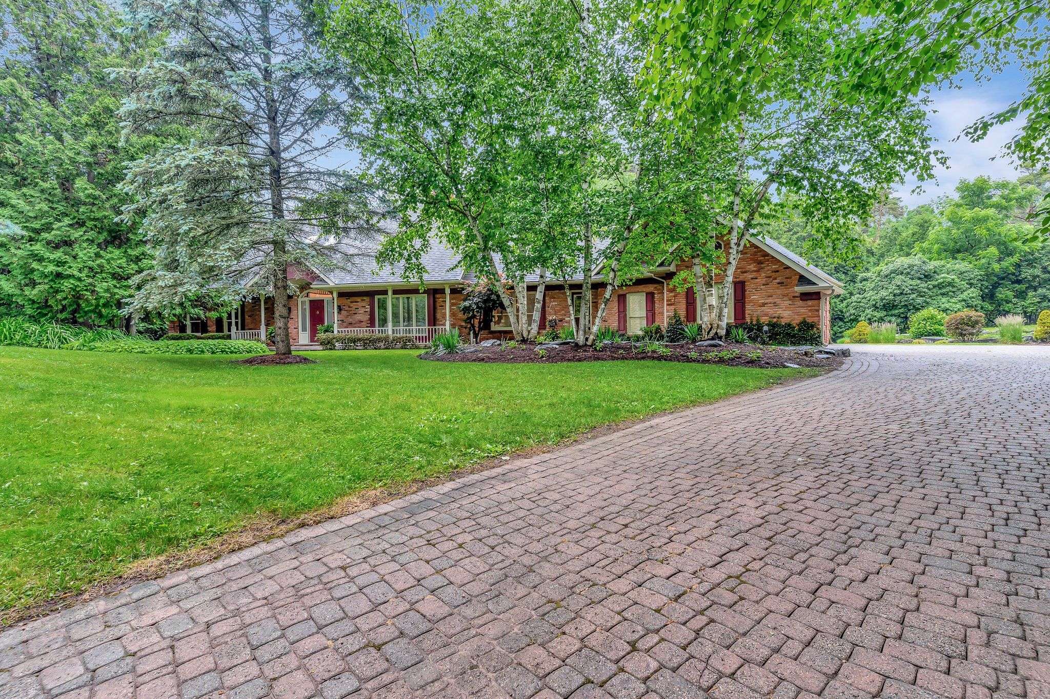 Cambridge, ON N1T 1H7,22 Deerpath CT