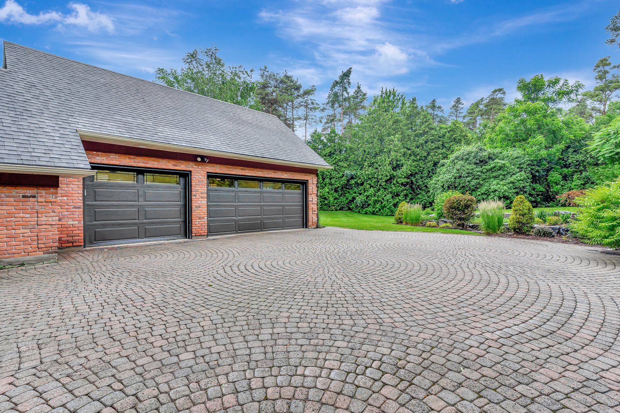 Cambridge, ON N1T 1H7,22 Deerpath CT