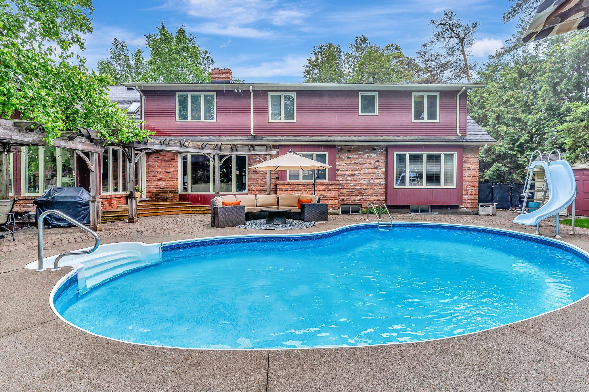 Cambridge, ON N1T 1H7,22 Deerpath CT