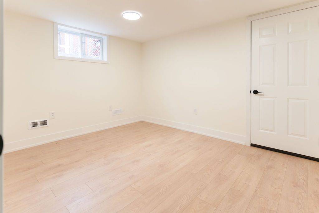 Hamilton, ON L8T 3Y7,54 Moxley DR #Bsmt