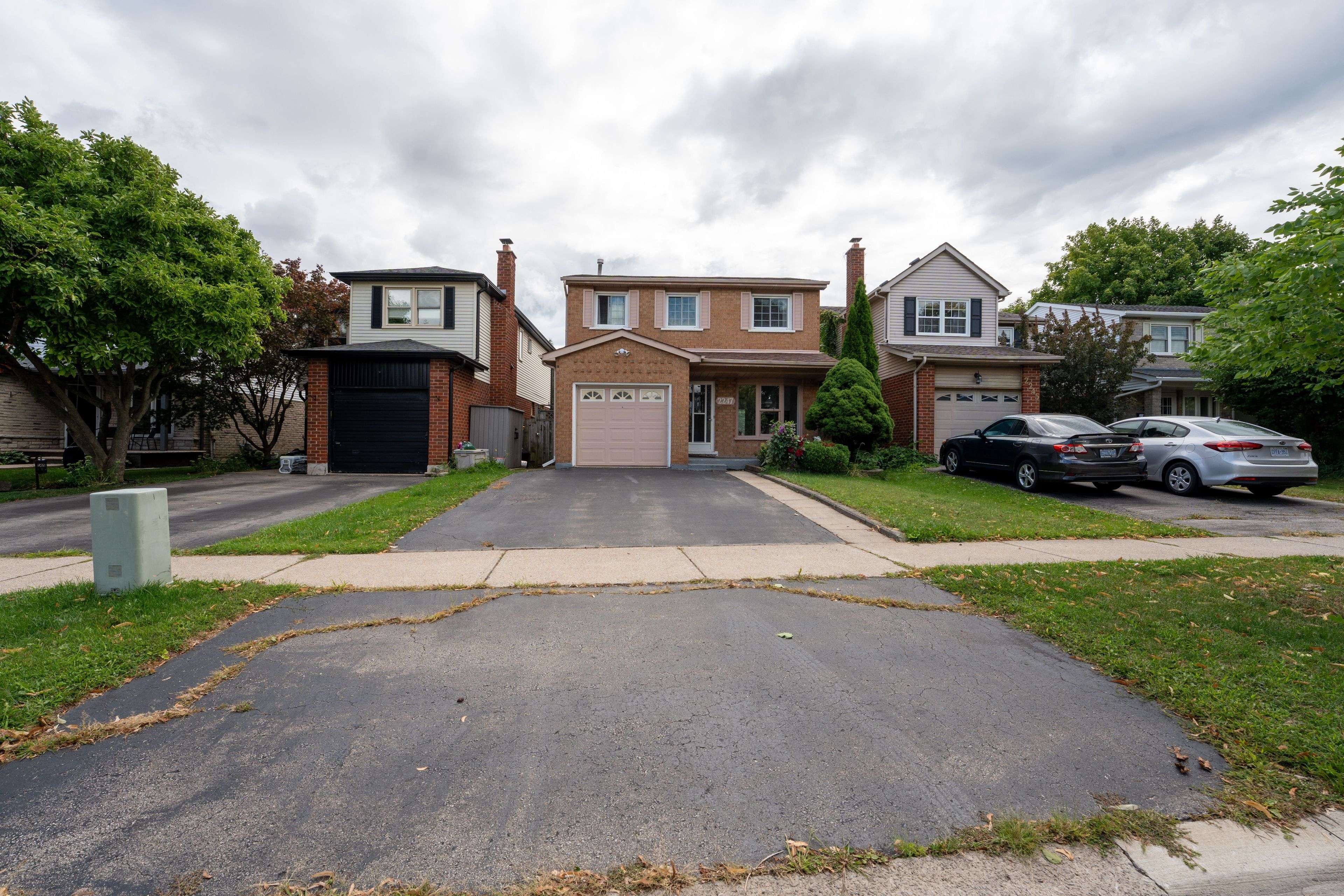 Burlington, ON L7M 3H4,2247 Silverbirch CT