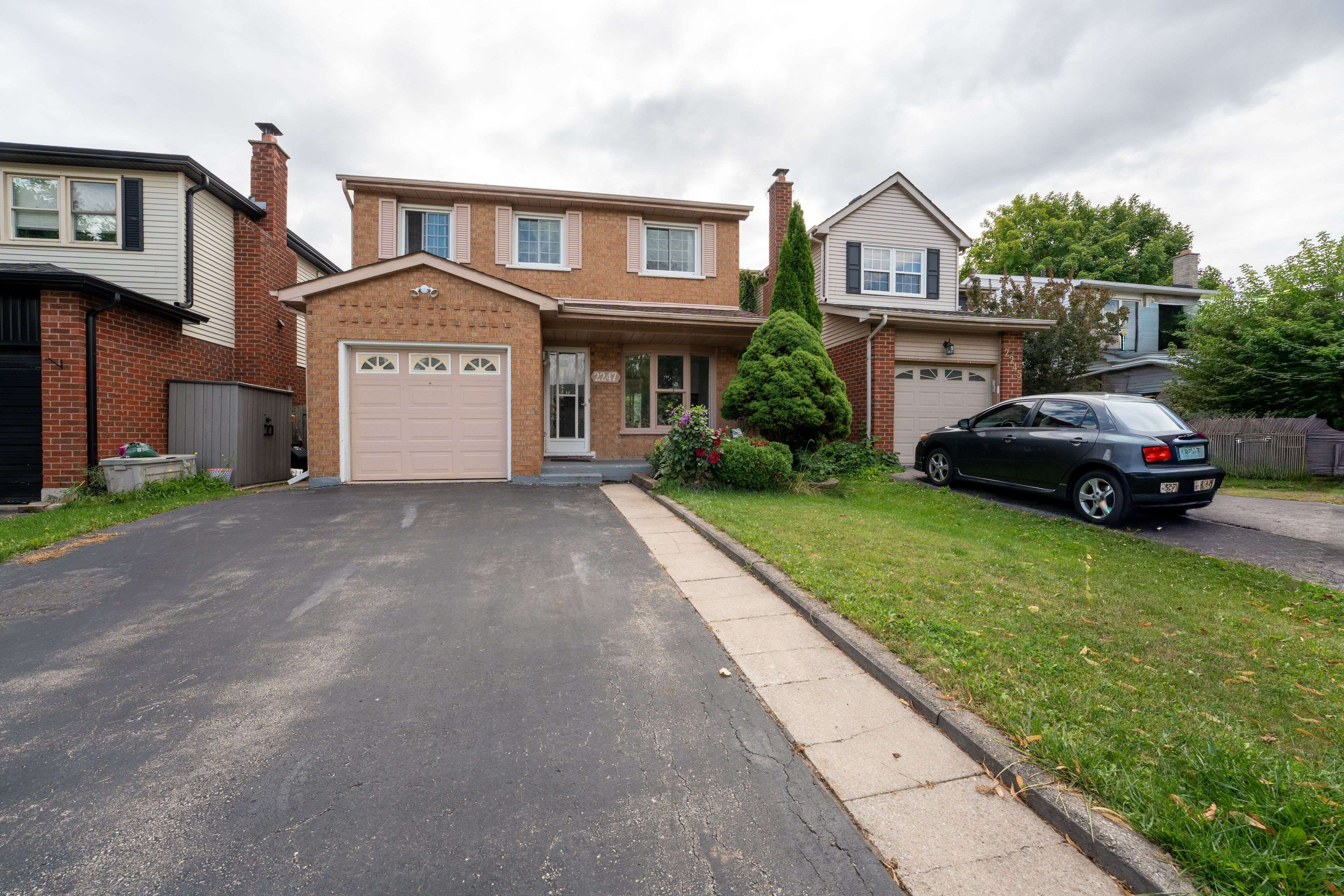 Burlington, ON L7M 3H4,2247 Silverbirch CT
