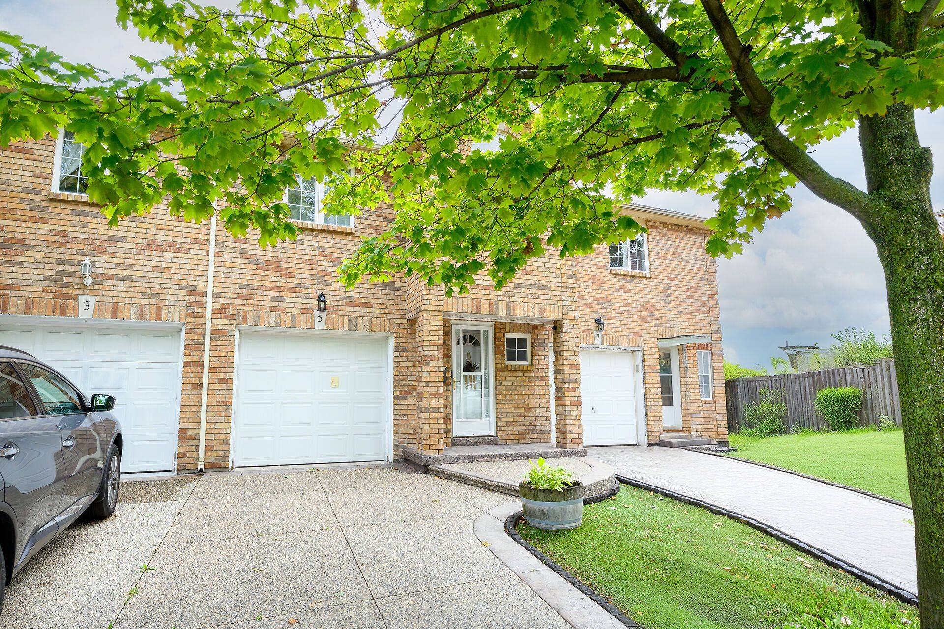 Hamilton, ON L8E 5W7,5 Vulcan CT