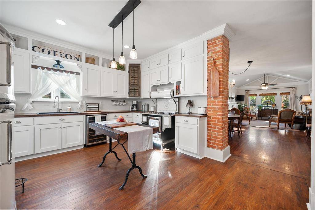 Weatherford, TX 76086,407 W Columbia Street