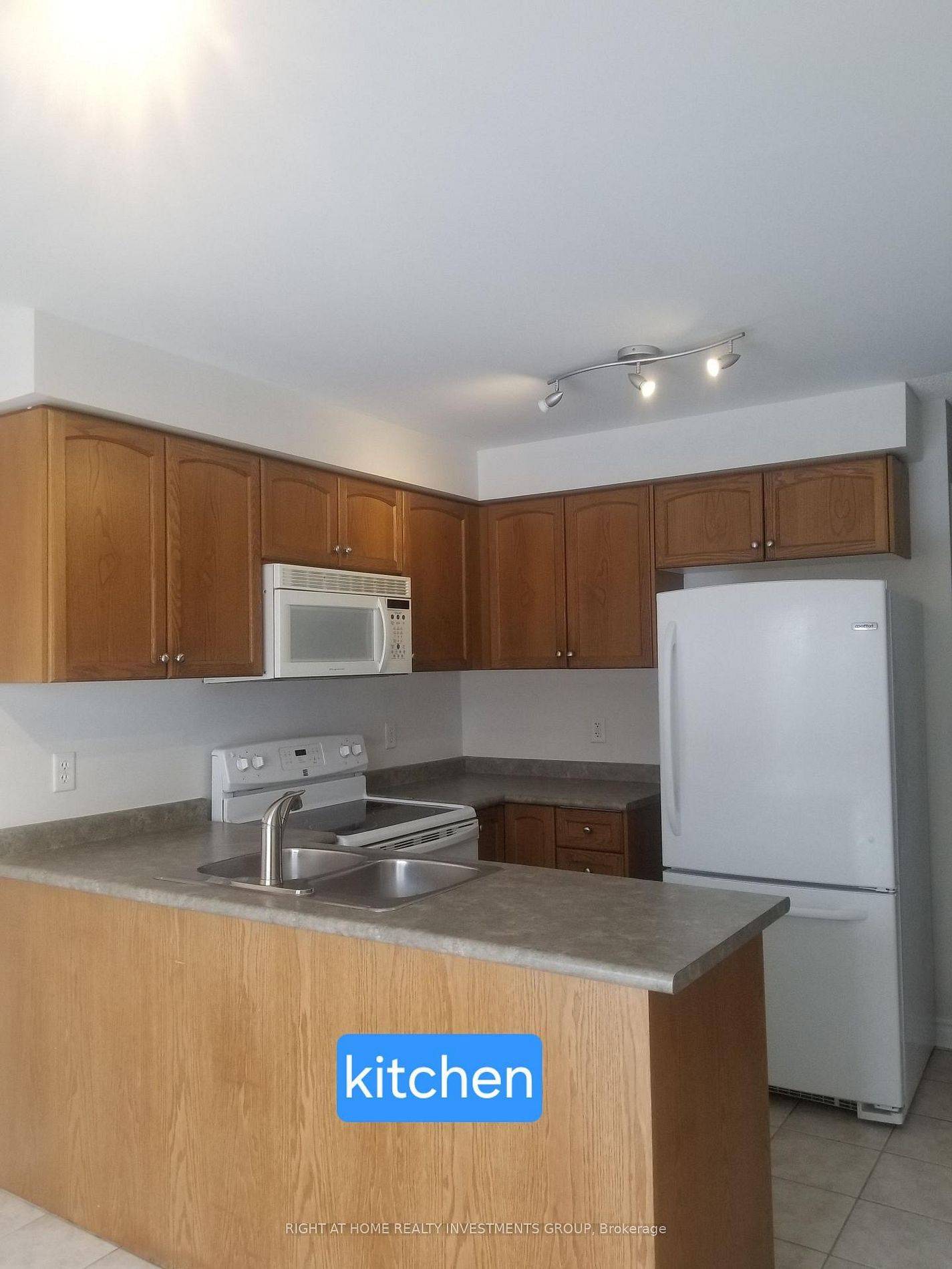 Barrie, ON L4N 0W3,38 Lang DR #upper unit