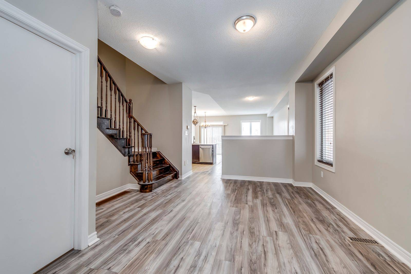 Mississauga, ON L5R 0C3,518 Coach DR #Main/2nd