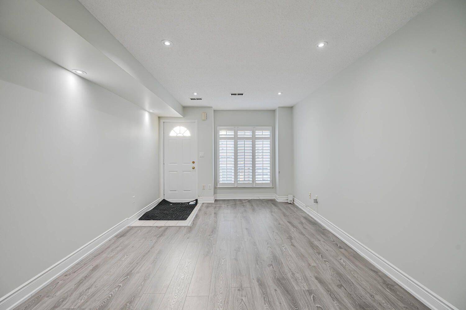 Mississauga, ON L5R 3V9,80 Strathaven DR #60