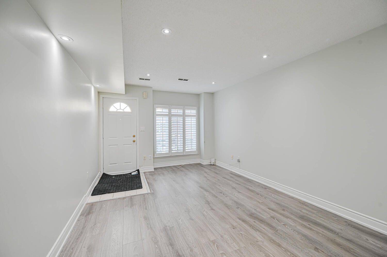 Mississauga, ON L5R 3V9,80 Strathaven DR #60