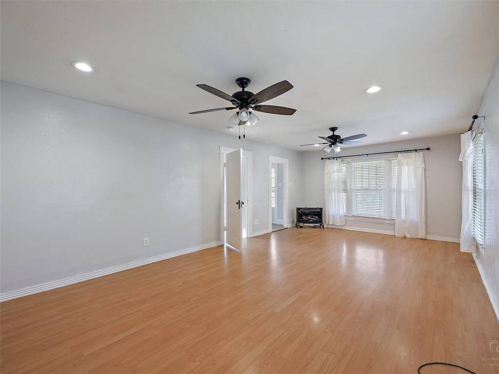 Leonard, TX 75452,105 E Hunt Street