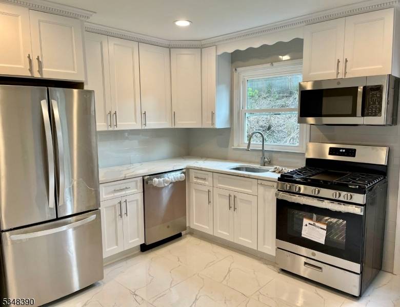 Summit City, NJ 07901,5 Edison Dr #A