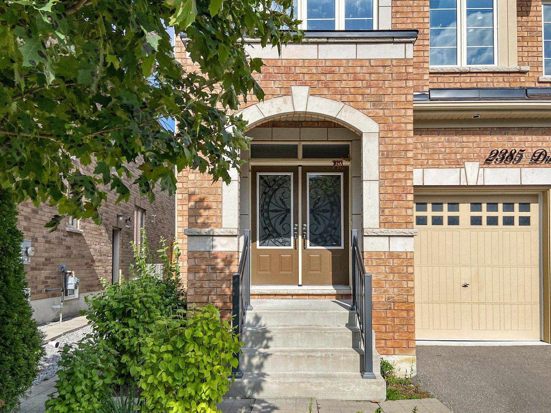 Oshawa, ON L1L 0L8,2385 Dress Circle CRES