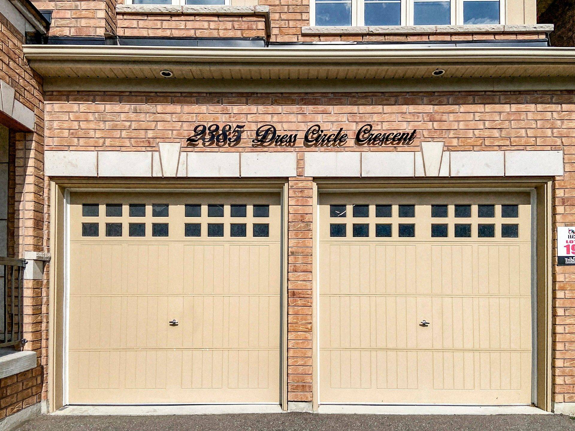 Oshawa, ON L1L 0L8,2385 Dress Circle CRES