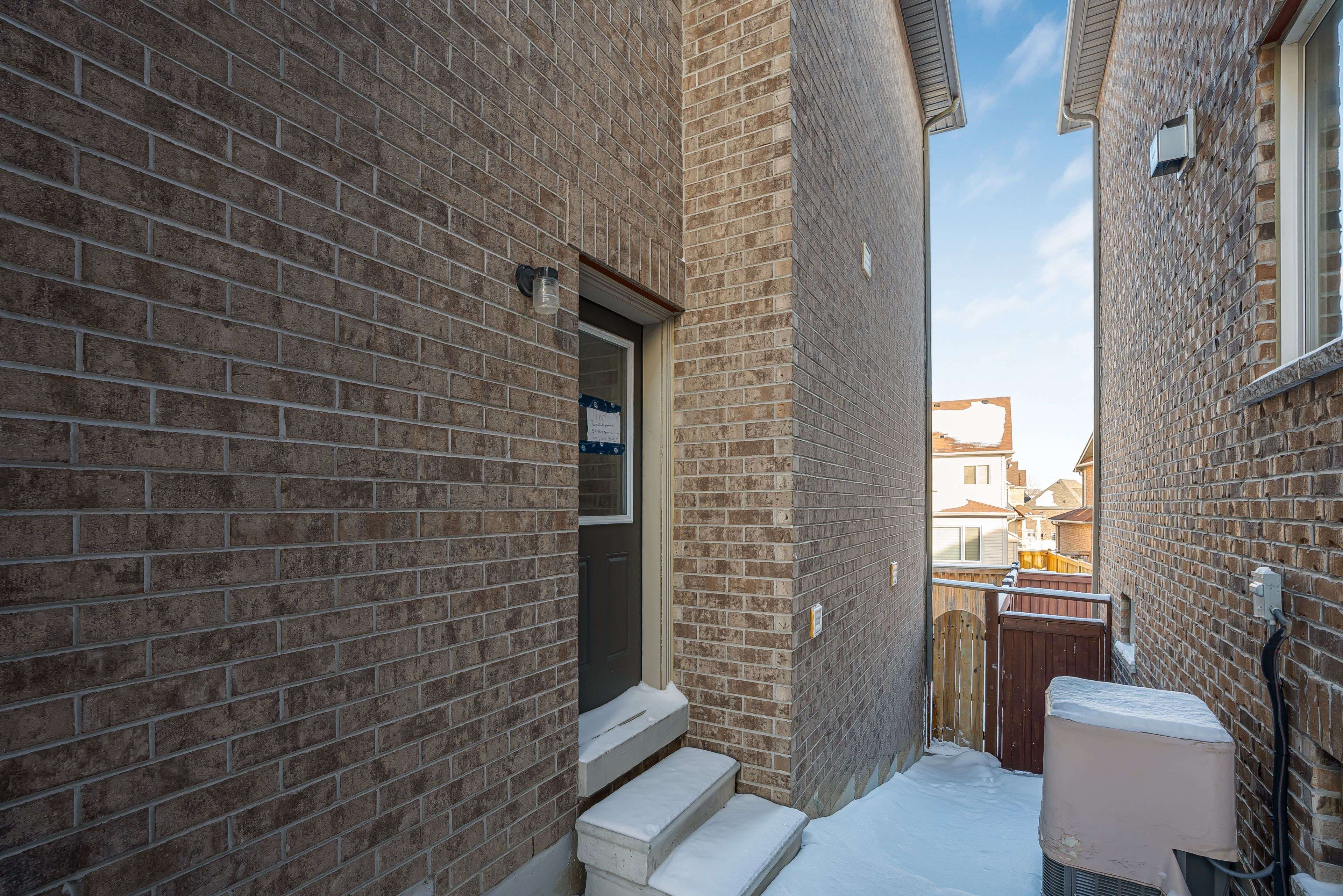 Oshawa, ON L1H 7K4,2515 Standardbred DR